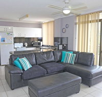1 'The Commodore' 9-11 Donald St - Ground Floor Unit Close To Shops Cafe's And Marina - Accommodation Gladstone