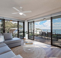 1 'The Poplars' 34 Magnus St - panoramic water views pool aircon  WIFI - Accommodation Gladstone