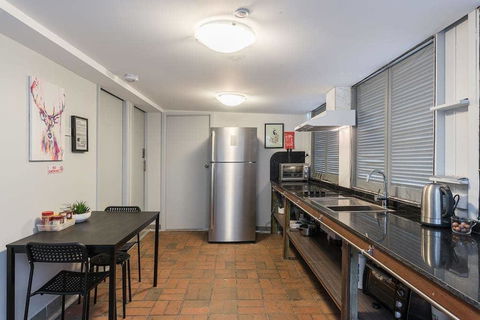 1 Double Quaint Grannyflat Private Room Near Public Transport - SHAREHOUSE - Accommodation Gladstone 2