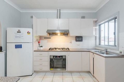 1 Double Quaint Private Room Near Public Bus Transport - SHAREHOUSE - Accommodation Gladstone 2