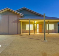 1 Kestrel Place - Great House with a Massive Garage - Accommodation Gladstone