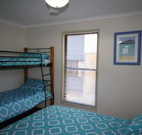 1 Naiad Court - Lowset family home with swimming pool and covered deck. Pet friendly - Accommodation Gladstone