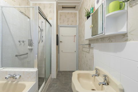 1 Private Double Room In Carramar 1 Minute Walk To Station - SHAREHOUSE - Accommodation Gladstone 2