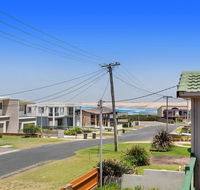 1/32 Ocean Avenue - three bedrooms three bathrooms air con boat parking  water views - Accommodation Gladstone