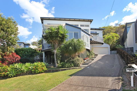 10 Barra Crescent, Coolum Beach, 500 BOND, WIFI, Walking Distance To Beach - Accommodation Gladstone 0