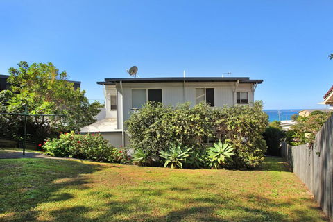 10 Barra Crescent, Coolum Beach, 500 BOND, WIFI, Walking Distance To Beach - Accommodation Gladstone 1