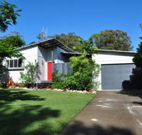 10 Double Island Drive - Modern family home centrally located swimming pool  outdoor area - Accommodation Gladstone