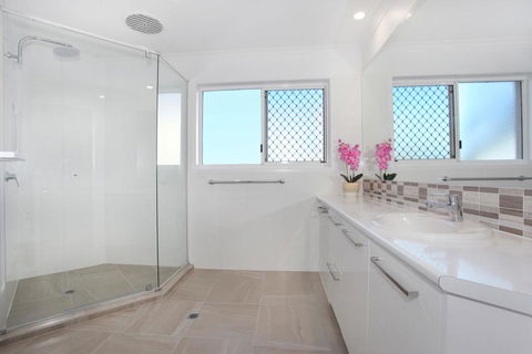 10 Mona Vista Crt, Coolum Beach, VIEWS, WiFi, Pet Friendly - Accommodation Gladstone 3
