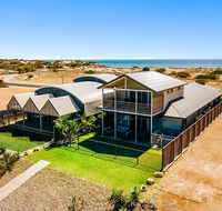 108 Madaffari Drive - Caretta - Luxurious Marina Home With A Spa and Free WiFi - Accommodation Gladstone