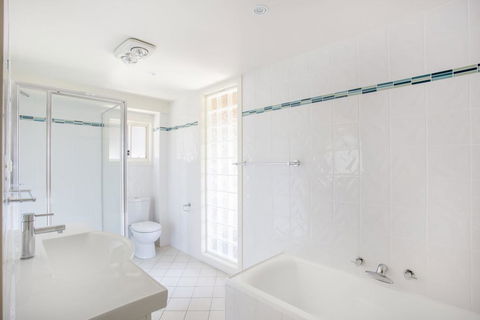 11 Riley St - Stylishly Modern - Accommodation Gladstone 1