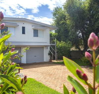 11 Riley St - Stylishly Modern - Accommodation Gladstone