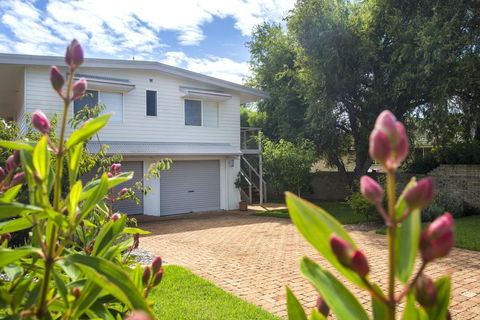 11 Riley St - Stylishly Modern - Accommodation Gladstone 0