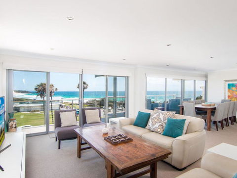 12 Cliff Road - Accommodation Gladstone 0