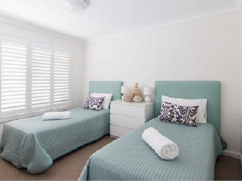 12 Cliff Road - Accommodation Gladstone 2