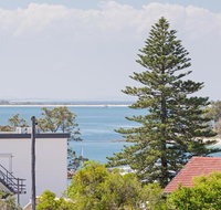 13 'Cote D'Azur' 61 Donald Street - Lovely unit with air con pool lift and WiFi - Accommodation Gladstone