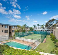 14 'THE DUNES' 38 MARINE DR - LARGE UNIT WITH POOL TENNIS COURT AND DIRECTLY ACROSS FROM FINGAL - Accommodation Gladstone