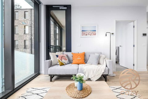 143, Summer Time Freshment In Melbourne Village - Accommodation Gladstone 1