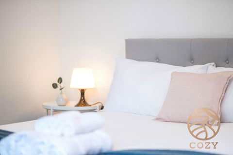 143, Summer Time Freshment In Melbourne Village - Accommodation Gladstone 3