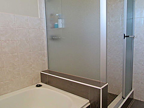 15 'Kanangra', 39 Soldiers Point Road - Fantastic Unit Right On The Water - Accommodation Gladstone 2