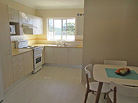 15 'Kanangra', 39 Soldiers Point Road - Fantastic Unit Right On The Water - Accommodation Gladstone 3