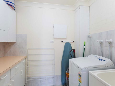 16 'The Moorings' 4 Cromarty Road - Waterfront Property With Pool & Air Conditioning - Accommodation Gladstone 2