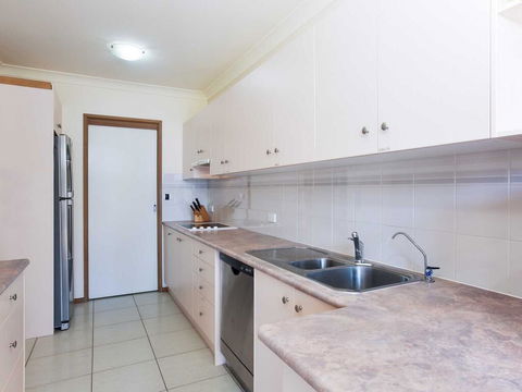 16 'The Moorings' 4 Cromarty Road - Waterfront Property With Pool & Air Conditioning - Accommodation Gladstone 1