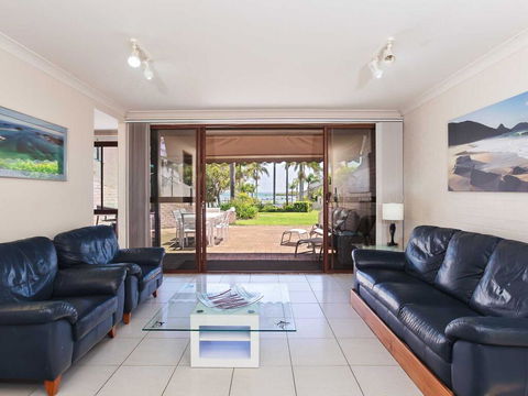 16 'The Moorings' 4 Cromarty Road - Waterfront Property With Pool & Air Conditioning - Accommodation Gladstone 0