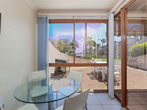 16 'The Moorings' 4 Cromarty Road - Waterfront Property With Pool & Air Conditioning - Accommodation Gladstone 3
