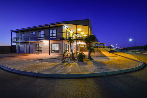 16 Crevalle Way - Fantastic House With Gulf Views - Accommodation Gladstone 1