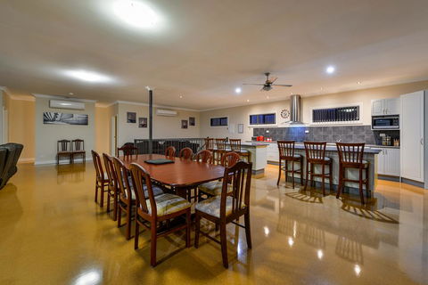 16 Crevalle Way - Fantastic House With Gulf Views - Accommodation Gladstone 2