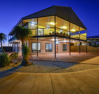 16 Crevalle Way - Fantastic House with Gulf Views - Accommodation Gladstone