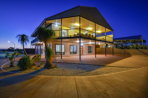 16 Crevalle Way - Fantastic House With Gulf Views - Accommodation Gladstone 0