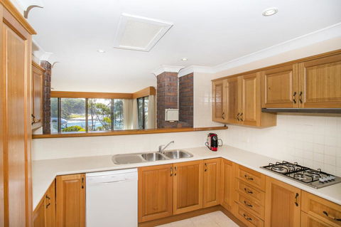 16 Shipton Cres - Secluded Away - Accommodation Gladstone 1