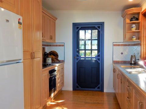 164 Mitchell Pde - Spectacular Views - Accommodation Gladstone 3