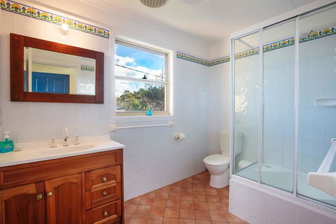164 Mitchell Pde - Spectacular Views - Accommodation Gladstone 1