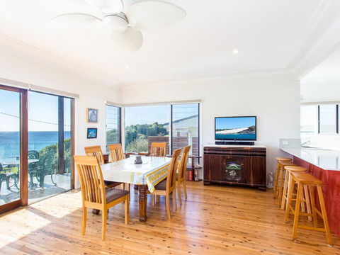 18 Cliff Road - Accommodation Gladstone 2