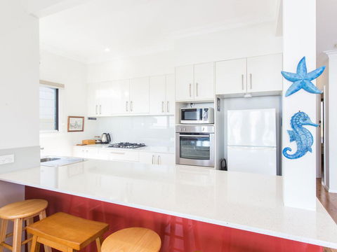 18 Cliff Road - Accommodation Gladstone 3