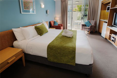1BR Coolum Beach , Roof Terrace, Spa, Tennis, Pool - Accommodation Gladstone 3