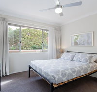 2 'Bronte Court' 17 Magnus Street - air con complex pool and centrally located - Accommodation Gladstone