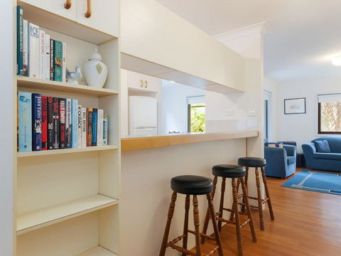 2 'Carindale', 19-23 Dowling Street - Pool, Tennis Court, Close To Town - Accommodation Gladstone 1