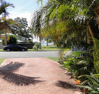 2 'Copacabana' 61 Sandy Point Road - cute unit with water views from the balcony - Accommodation Gladstone