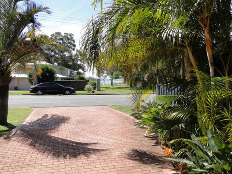 2 'Copacabana', 61 Sandy Point Road - Cute Unit With Water Views From The Balcony - Accommodation Gladstone 0
