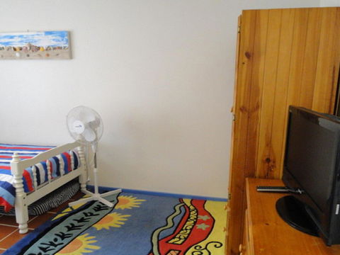 2 'Copacabana', 61 Sandy Point Road - Cute Unit With Water Views From The Balcony - Accommodation Gladstone 2
