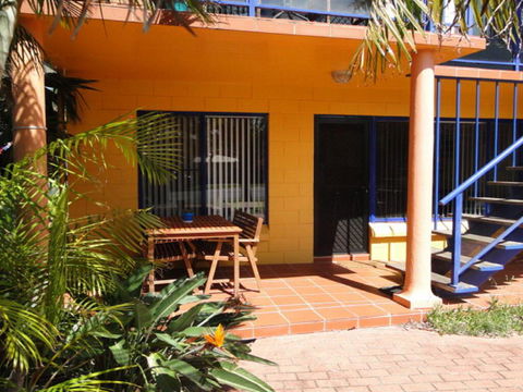 2 'Copacabana', 61 Sandy Point Road - Cute Unit With Water Views From The Balcony - Accommodation Gladstone 1