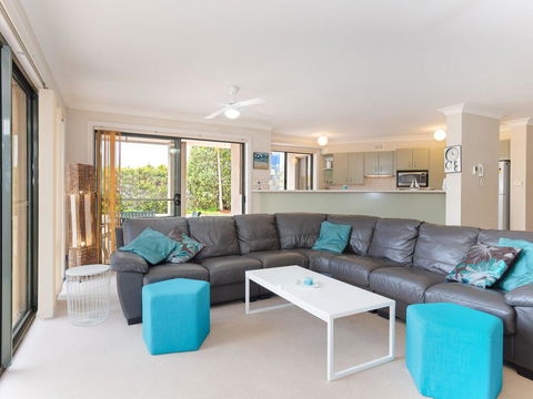 2 'Peninsula Waters' - Three Bedroom Unit With Spacious Private Courtyard & WIFI - Accommodation Gladstone 1