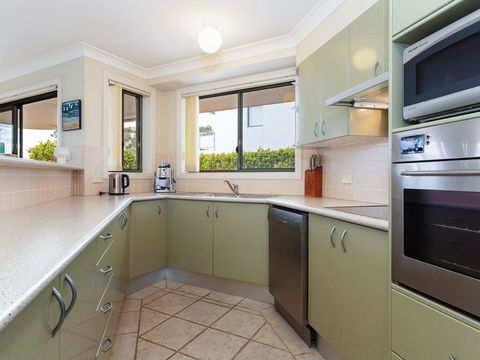 2 'Peninsula Waters' - Three Bedroom Unit With Spacious Private Courtyard & WIFI - Accommodation Gladstone 0