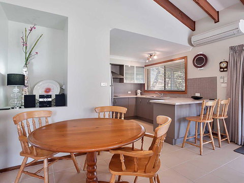 2 'Plattens' 15 Kurrawa Close - Great Duplex So Close To The Water - Accommodation Gladstone 3