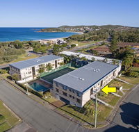 2 'The Dunes' 38 Marine Drive - pool tennis court and so close to the beach - Accommodation Gladstone