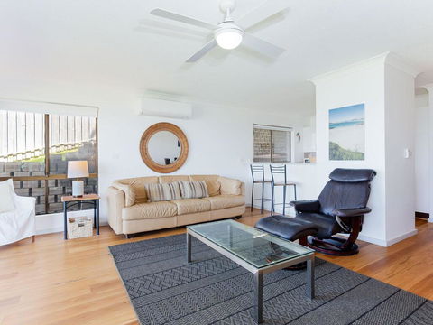 2 'The Pelicans' 53 Soldiers Point Road - Ground Floor Unit On The Waterfront - Accommodation Gladstone 1