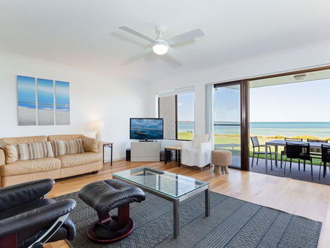 2 'The Pelicans' 53 Soldiers Point Road - Ground Floor Unit On The Waterfront - Accommodation Gladstone 2